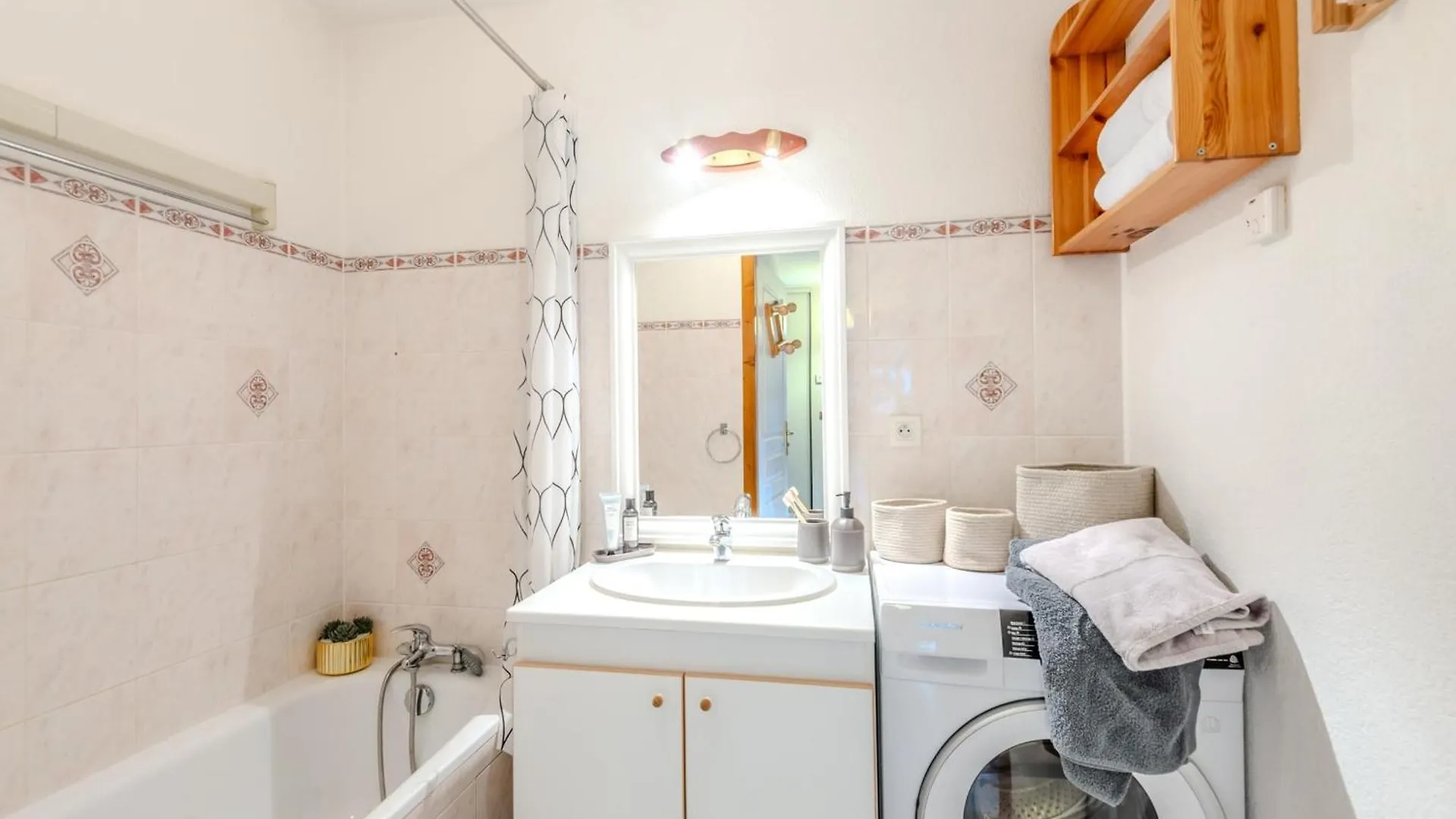 Slow Chalet Thones Lake & Mountain 15 Min To Ski Lift Balcony Parking بيت للعطل