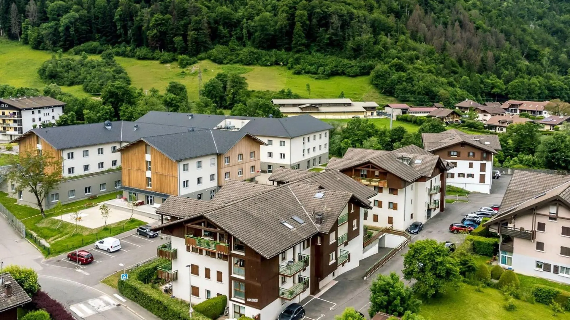 Slow Chalet Thones Lake & Mountain 15 Min To Ski Lift Balcony Parking بيت للعطل
